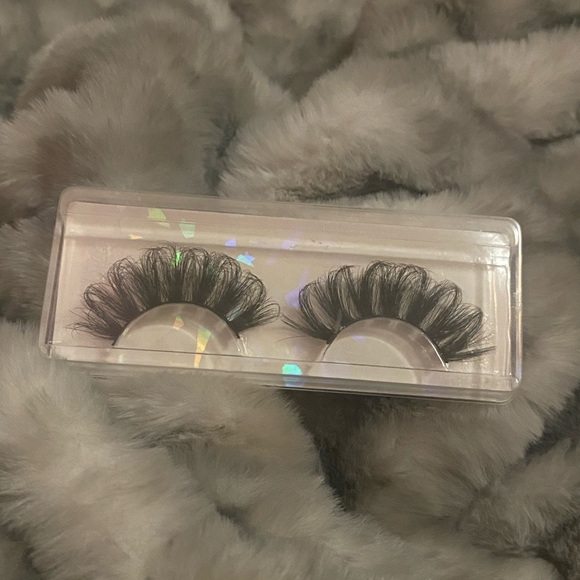 MINK Lashes - Picture 1 of 3